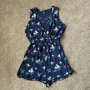 Rue21 Women’s Romper Size XS‎ in navy with flowers